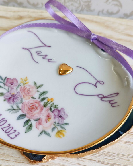 Porta Alianças em Porcelana com Fita para Amarrar Alianças