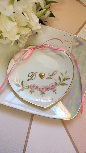 Porta Alianças em Porcelana com Rosas e Iniciais em Ouro