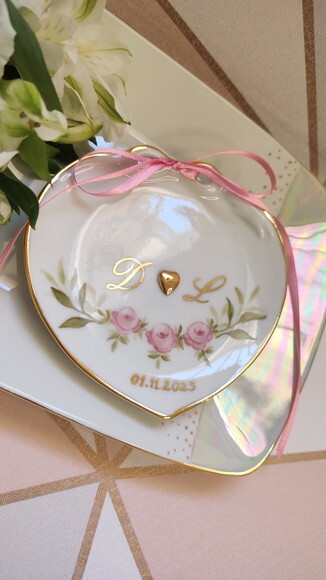 Porta Alianças em Porcelana com Rosas e Iniciais em Ouro