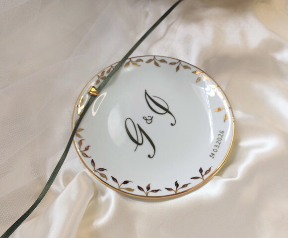 Porta Alianças Porcelana 15cm Pintado a Mão Iniciais Folhas