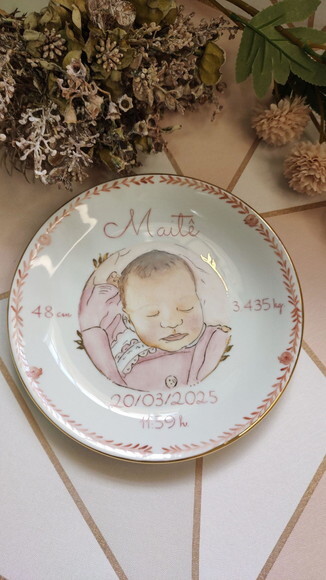Prato de Nascimento Um Bebê Pintado 19cm