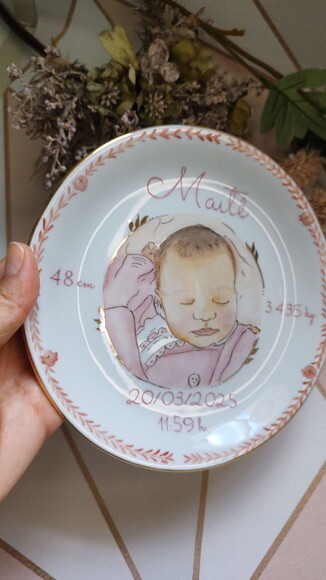 Prato de Nascimento Um Bebê Pintado 19cm