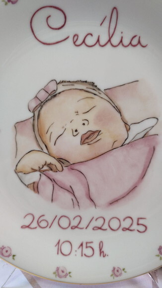 Prato de Nascimento Um Bebê Pintado 19cm