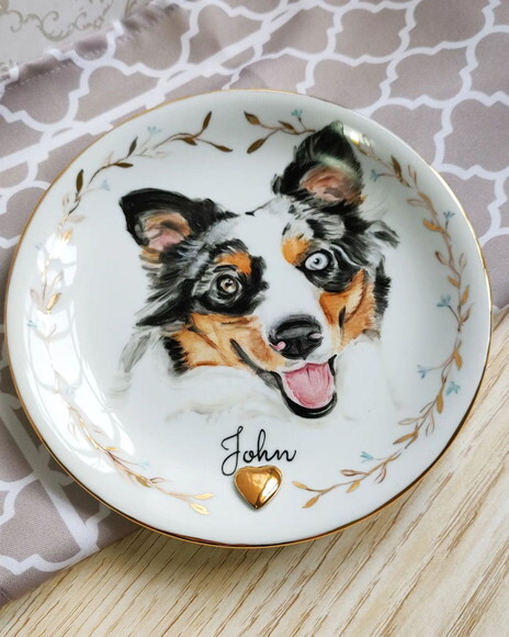Prato Decorativo 19cm com Um Pet Pintado e Borda Delicada