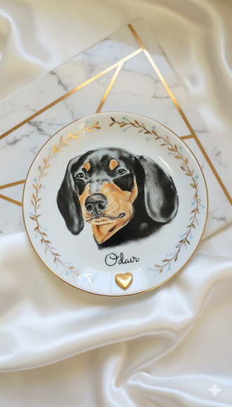 Prato Decorativo 19cm com Um Pet Pintado e Borda Delicada