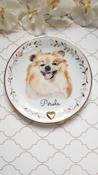 Prato Decorativo 19cm com Um Pet Pintado e Borda Delicada
