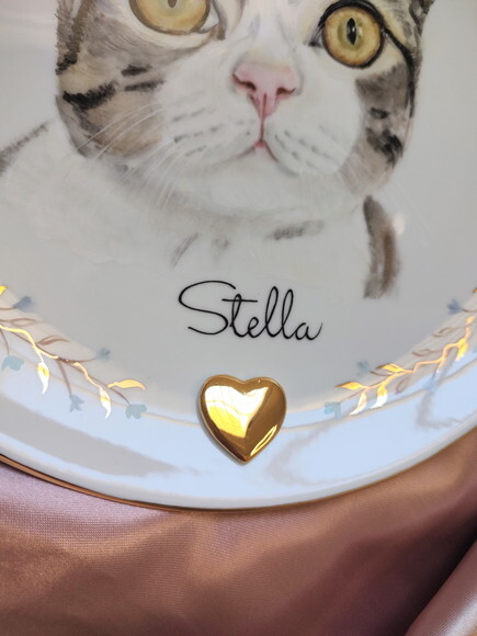 Prato Decorativo 26cm com Um Pet Pintado Borda Delicada