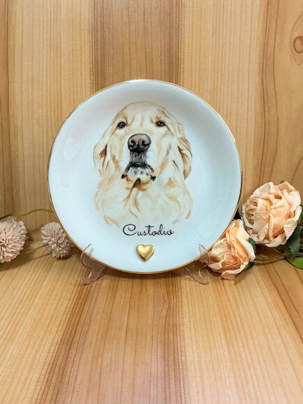Prato Decorativo com Um Pet 19cm Detalhes em Ouro.