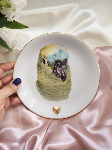 Prato Decorativo com Um Pet 19cm Detalhes em Ouro.