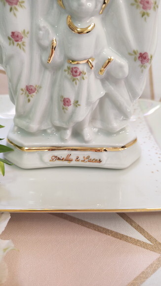 Sagrada Família em Porcelana Rosinhas a Mão e Ouro