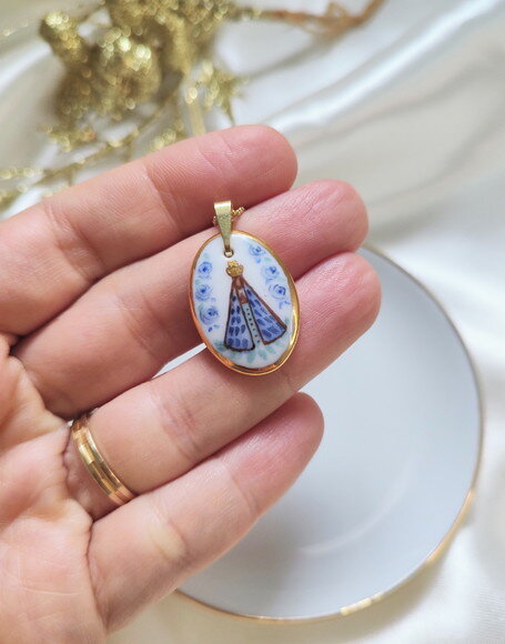 Colar com Pingente de Nossa Senhora Oval