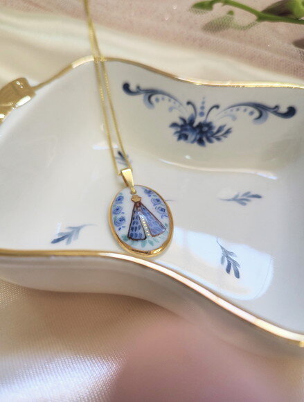 Colar com Pingente de Nossa Senhora Oval