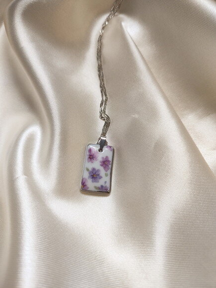 Colar com Pingente Porcelana Flores Lilás