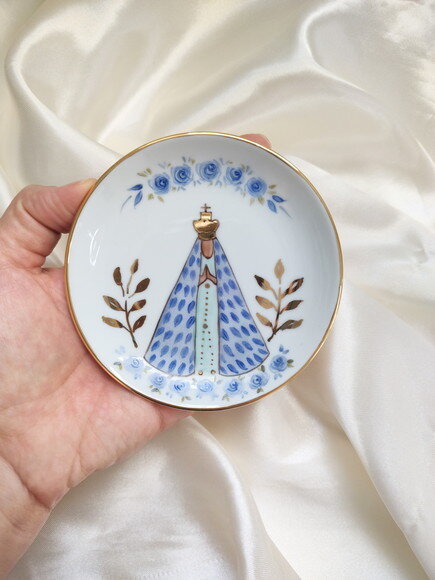 Jóia do Dia em Porcelana 10,5cm Nossa Senhora Rosas Azuis