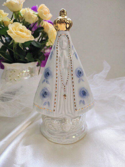 Nossa Senhora Aparecida em Porcelana 18cm Rosas a Mão