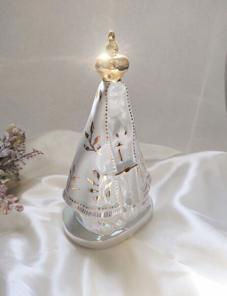 Nossa Senhora em Porcelana 22cm com Folhas em Ouro