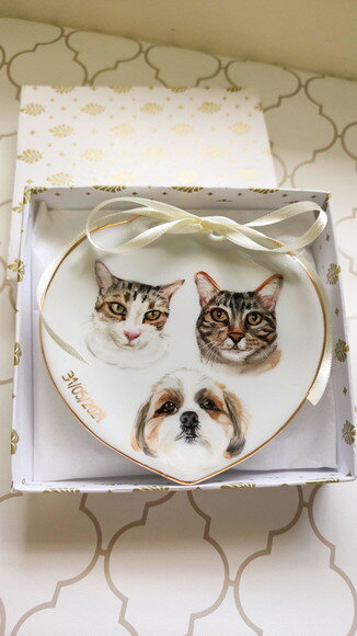 Porta Alianças 11,5cm em Porcelana com Três Pets Pintados