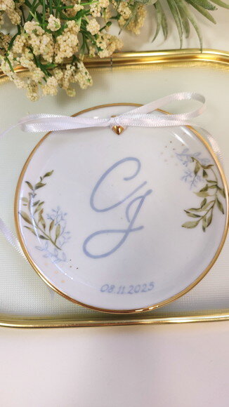 Porta Alianças em Porcelana 10,5cm Monograma Floral+ Fita