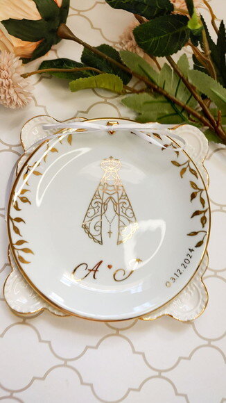 Porta Alianças em Porcelana 15cm N.senhora Iniciais Ouro