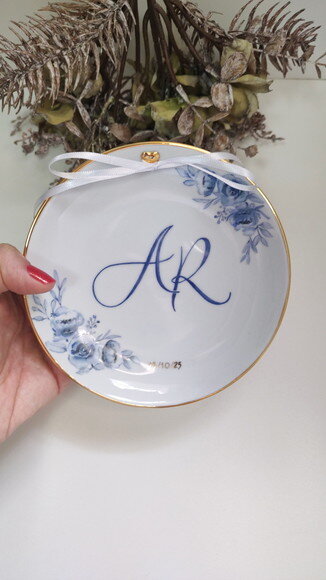 Porta Alianças em Porcelana 15cm Flores+ Iniciais