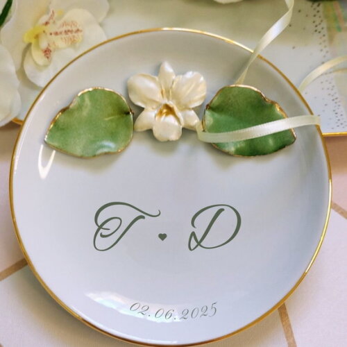 Porta Alianças em Porcelana 15cm Orquídea e Iniciais Cor