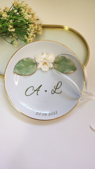 Porta Alianças em Porcelana 15cm Orquídea e Iniciais Cor