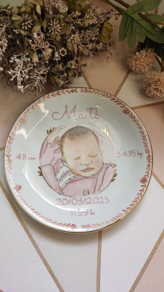 Prato de Nascimento Um Bebê Pintado 19cm