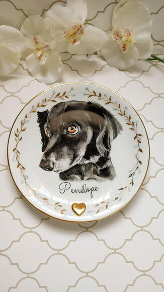 Prato Decorativo 19cm com Um Pet Pintado e Borda Delicada