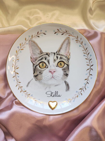 Prato Decorativo 26cm com Um Pet Pintado Borda Delicada