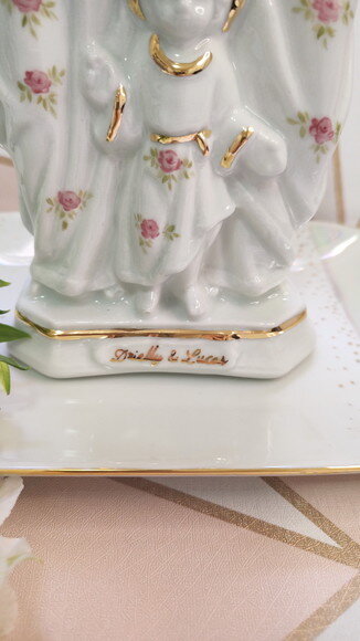 Sagrada Família em Porcelana Rosinhas a Mão e Ouro