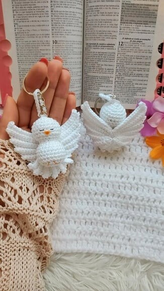 Chaveiro Espírito Santo crochê Batizado católico artesanal