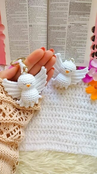 Chaveiro Espírito Santo crochê Batizado católico artesanal