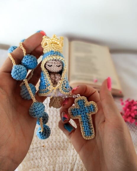 Terço de Crochê mãezinha do céu artesanal decoração quarto 