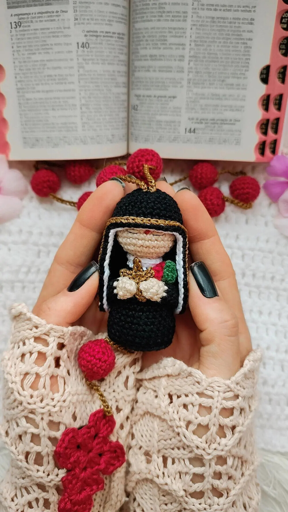 Terço em Amigurumi Santa Rita de Cassia crochê artesanal