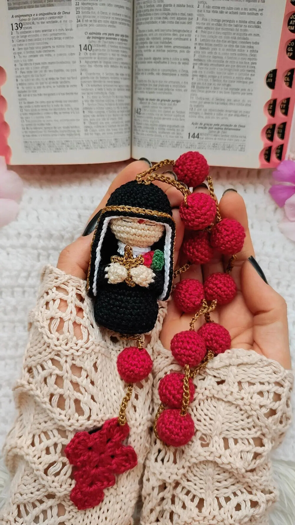 Terço em Amigurumi Santa Rita de Cassia crochê artesanal