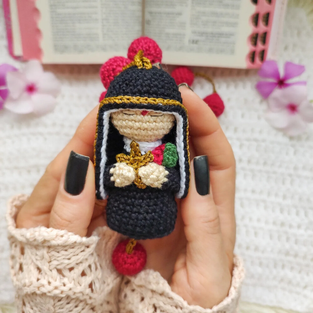 Terço em Amigurumi Santa Rita de Cassia crochê artesanal