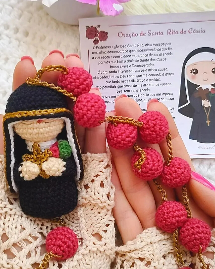 Terço em Amigurumi Santa Rita de Cassia crochê artesanal