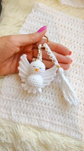 Chaveiro Espírito Santo crochê Batizado católico artesanal