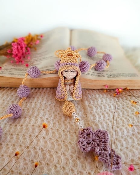 Terço de Crochê mãezinha do céu artesanal decoração quarto 