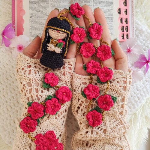 Terço em Amigurumi Santa Rita de Cassia crochê artesanal