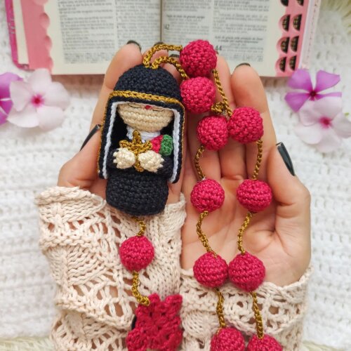 Terço em Amigurumi Santa Rita de Cassia crochê artesanal
