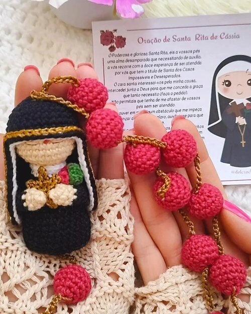 Terço em Amigurumi Santa Rita de Cassia crochê artesanal