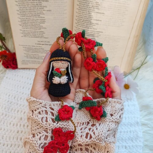 Terço em Amigurumi Santa Rita de Cassia crochê artesanal