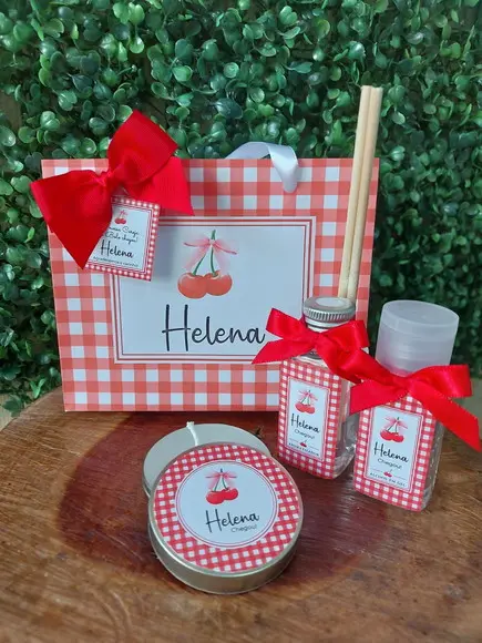 Kit Sacolinha, Álcool em Gel, Aromatizador e Vela. Cerejinha