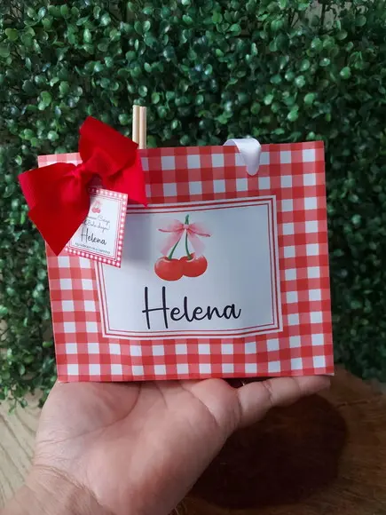 Kit Sacolinha, Álcool em Gel, Aromatizador e Vela. Cerejinha