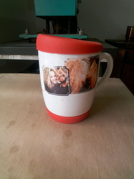 caneca porcelana com tampa de silicone personalizada 325 ml