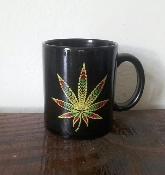 Caneca Porcelana preta maconha cannabis