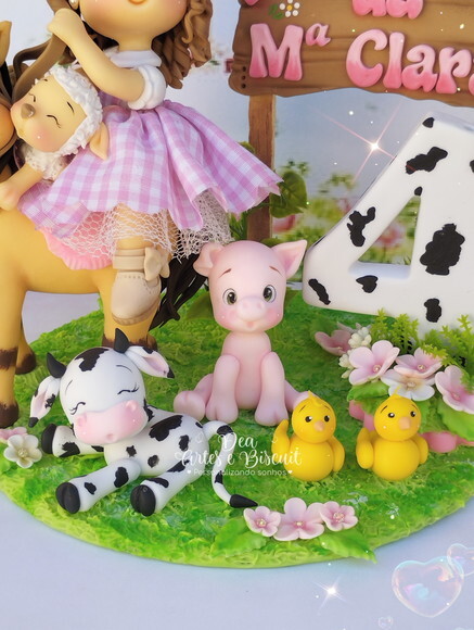 Topo de Bolo Fazendinha Rosa Luxo em Biscuit | Dea Artes e Biscui