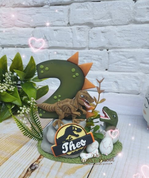 Vela em Biscuit - Tema Dinossauro| Dea Artes e Biscuit