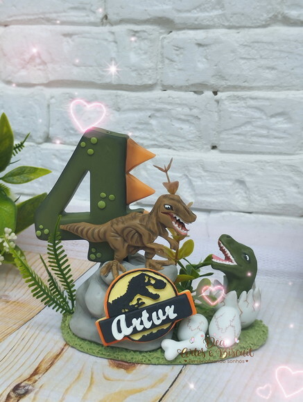 Vela em Biscuit - Tema Dinossauro| Dea Artes e Biscuit